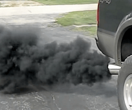 Черный дым из выхлопной трубы бензинового или дизельного двигателя