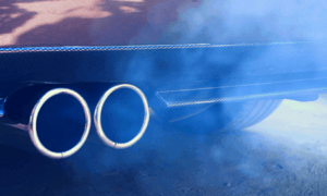 Синий дым из выхлопной трубы бензинового двигателя