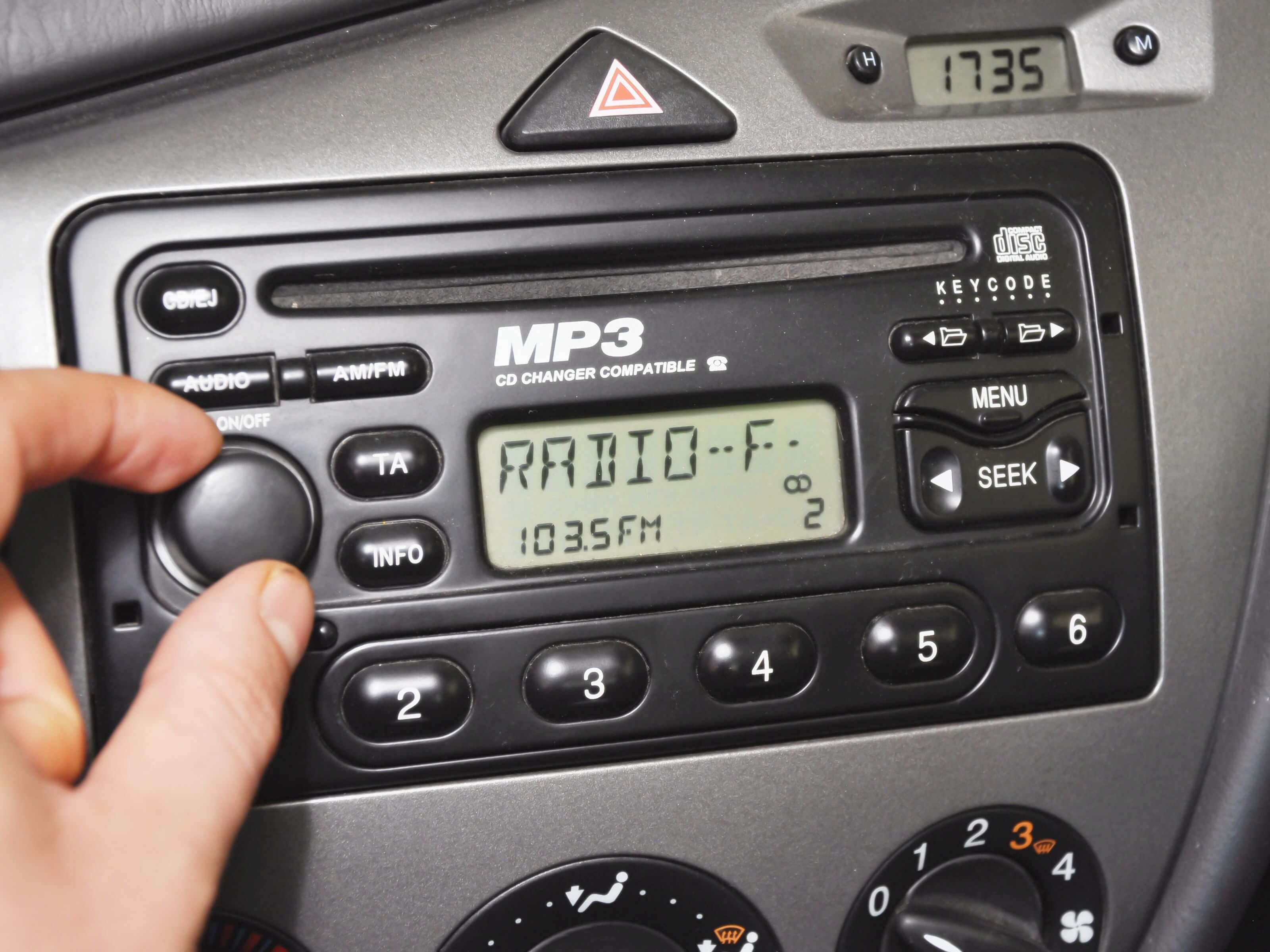 Радио через телефон в машине. Радиоприёмник для автомобиля. Радио в автомобиле. Радио в машине фото. Радиопередачи магнитол.